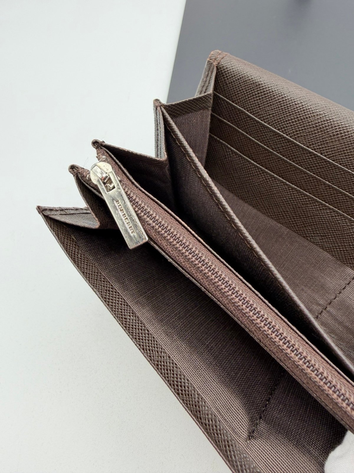 Pre-Owned Burberry Long Leather Bi Fold Wallet