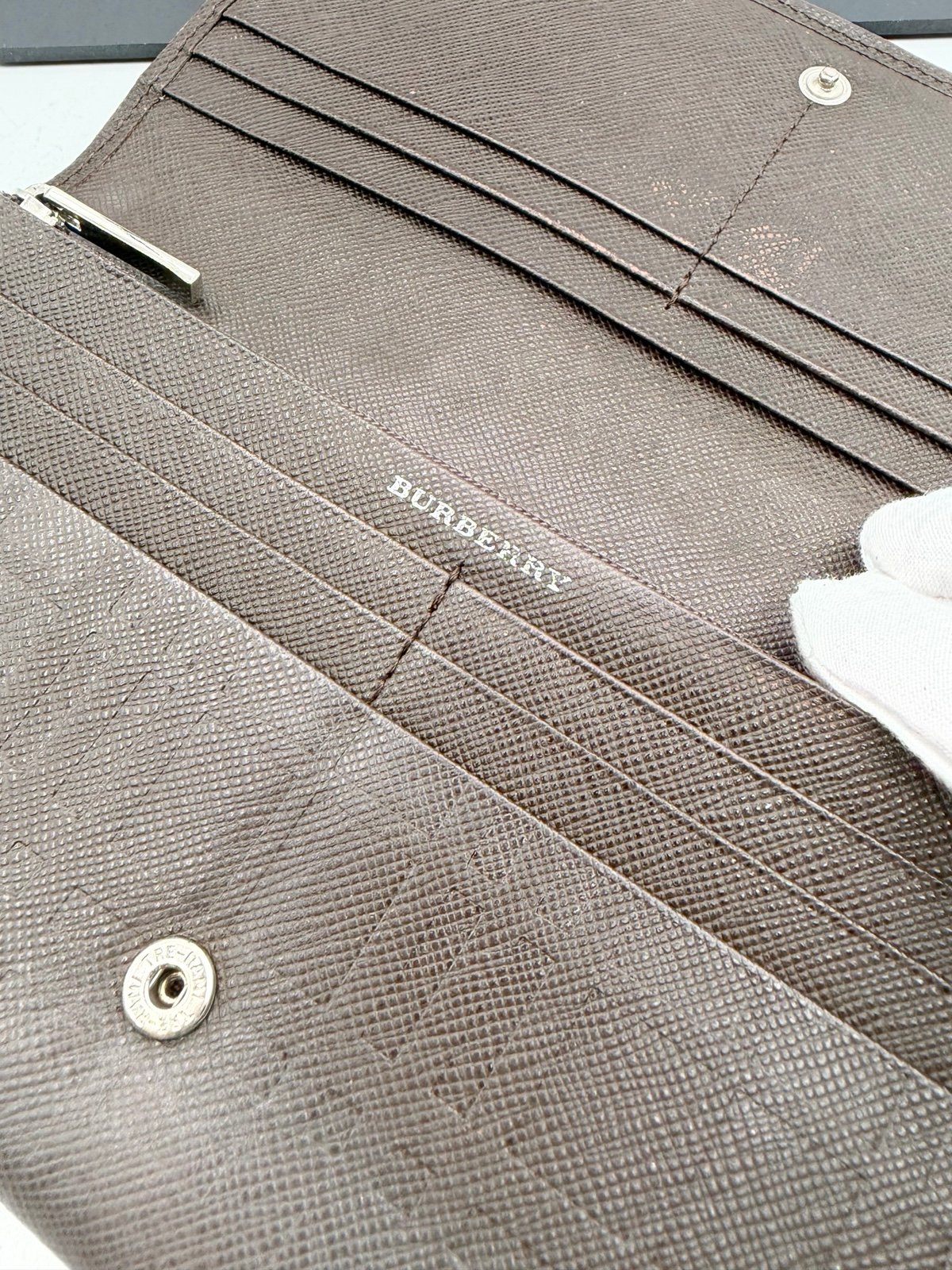 Pre-Owned Burberry Long Leather Bi Fold Wallet