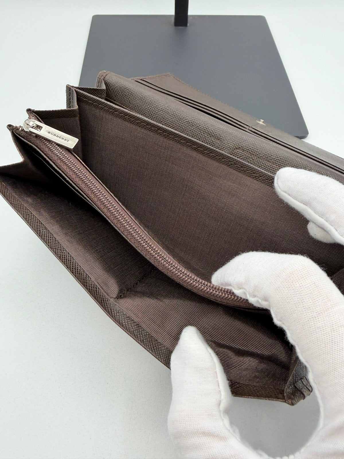 Pre-Owned Burberry Long Leather Bi Fold Wallet