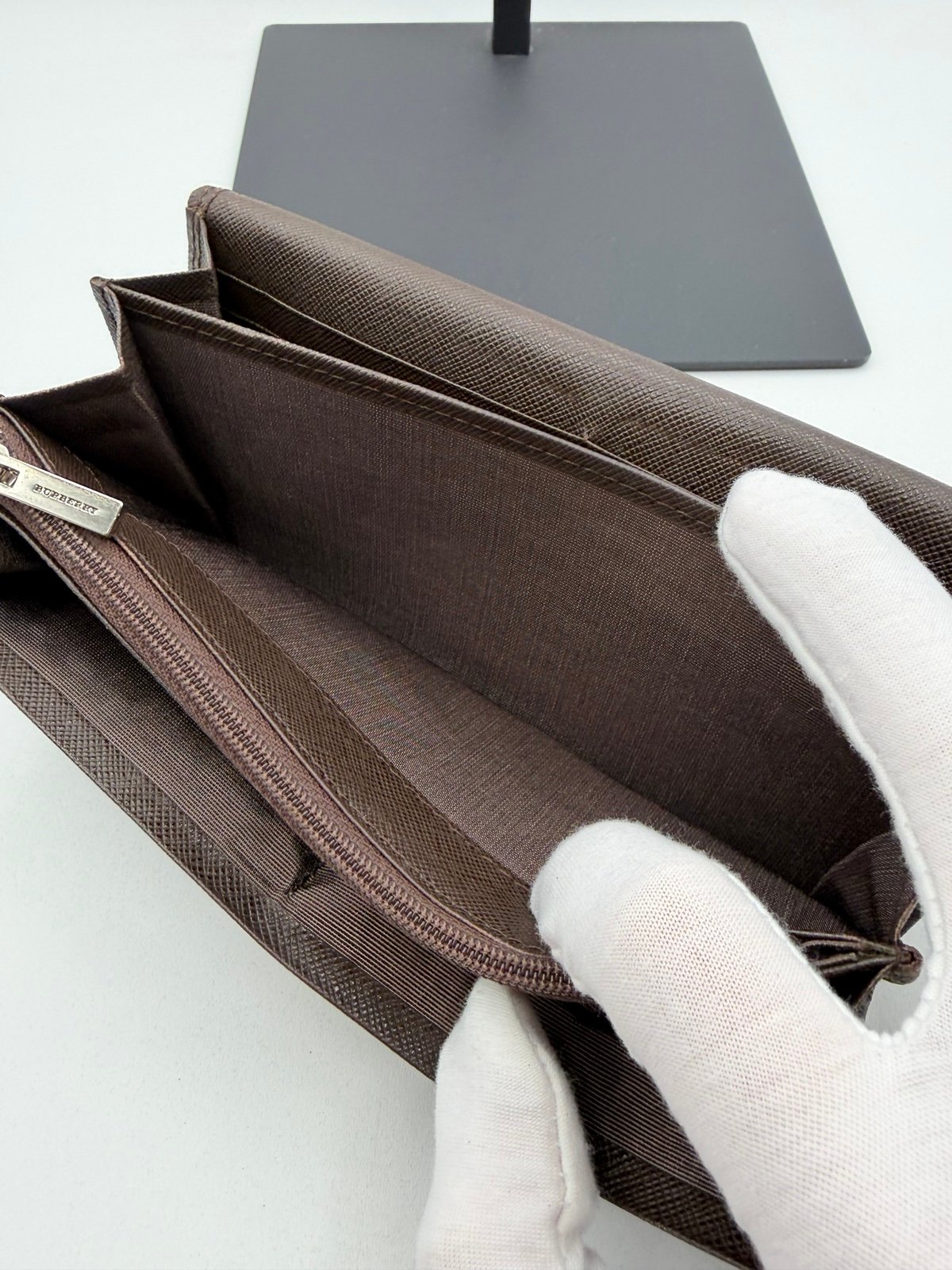 Pre-Owned Burberry Long Leather Bi Fold Wallet