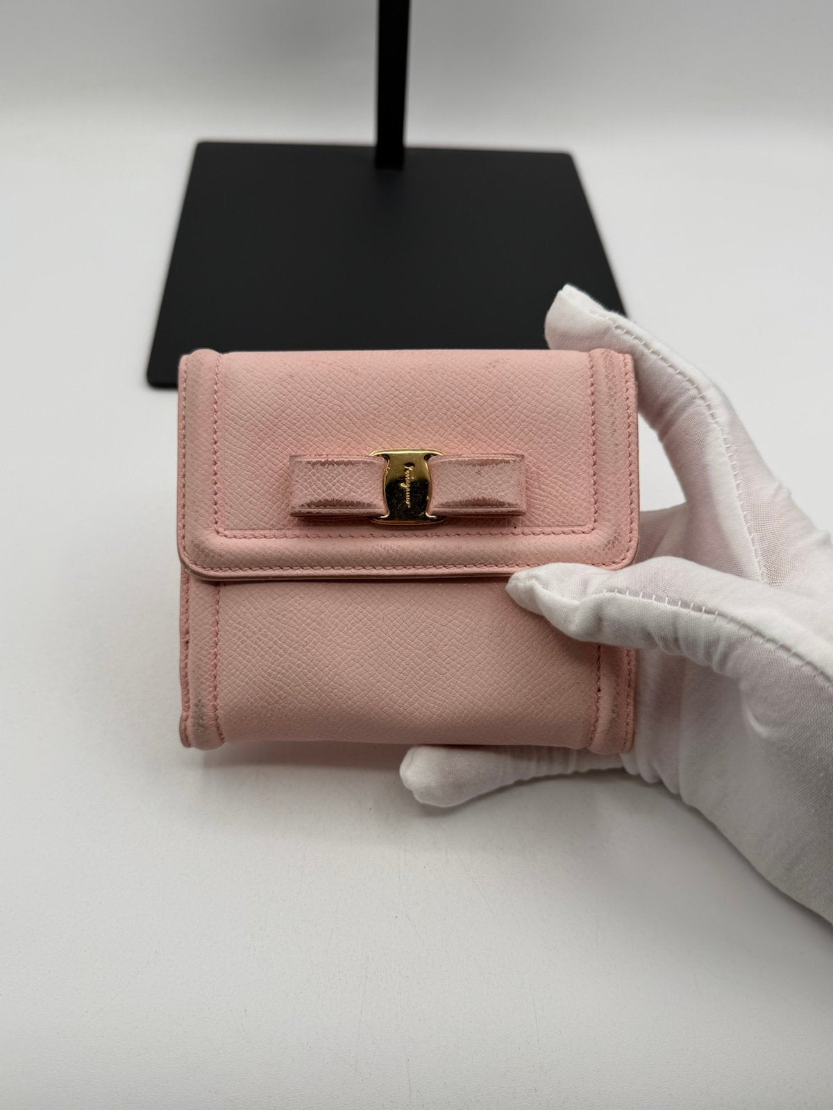 Pre-Owned Salvatore Ferragamo Pebbled Leather Wallet