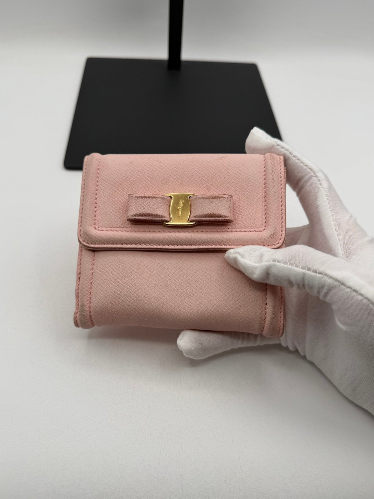 Pre-Owned Salvatore Ferragamo Pebbled Leather Wallet