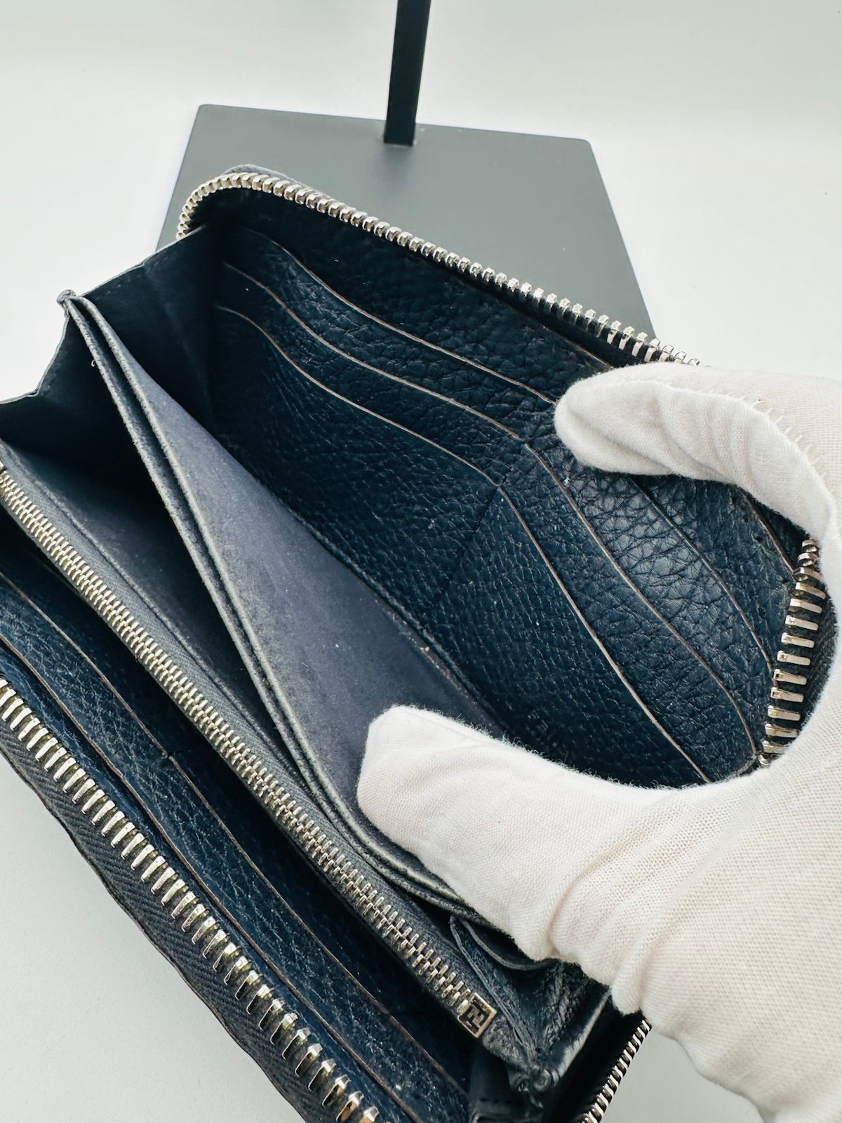 Pre-Owned Fendi Pebbled Leather Zip Around Wallet