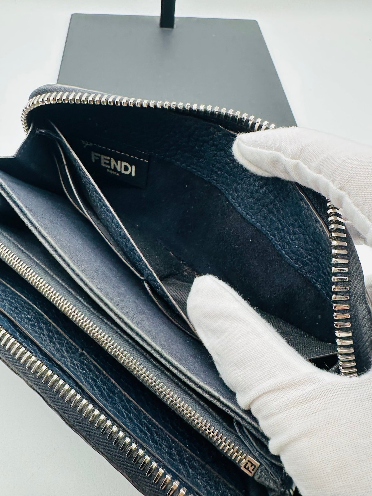 Pre-Owned Fendi Pebbled Leather Zip Around Wallet
