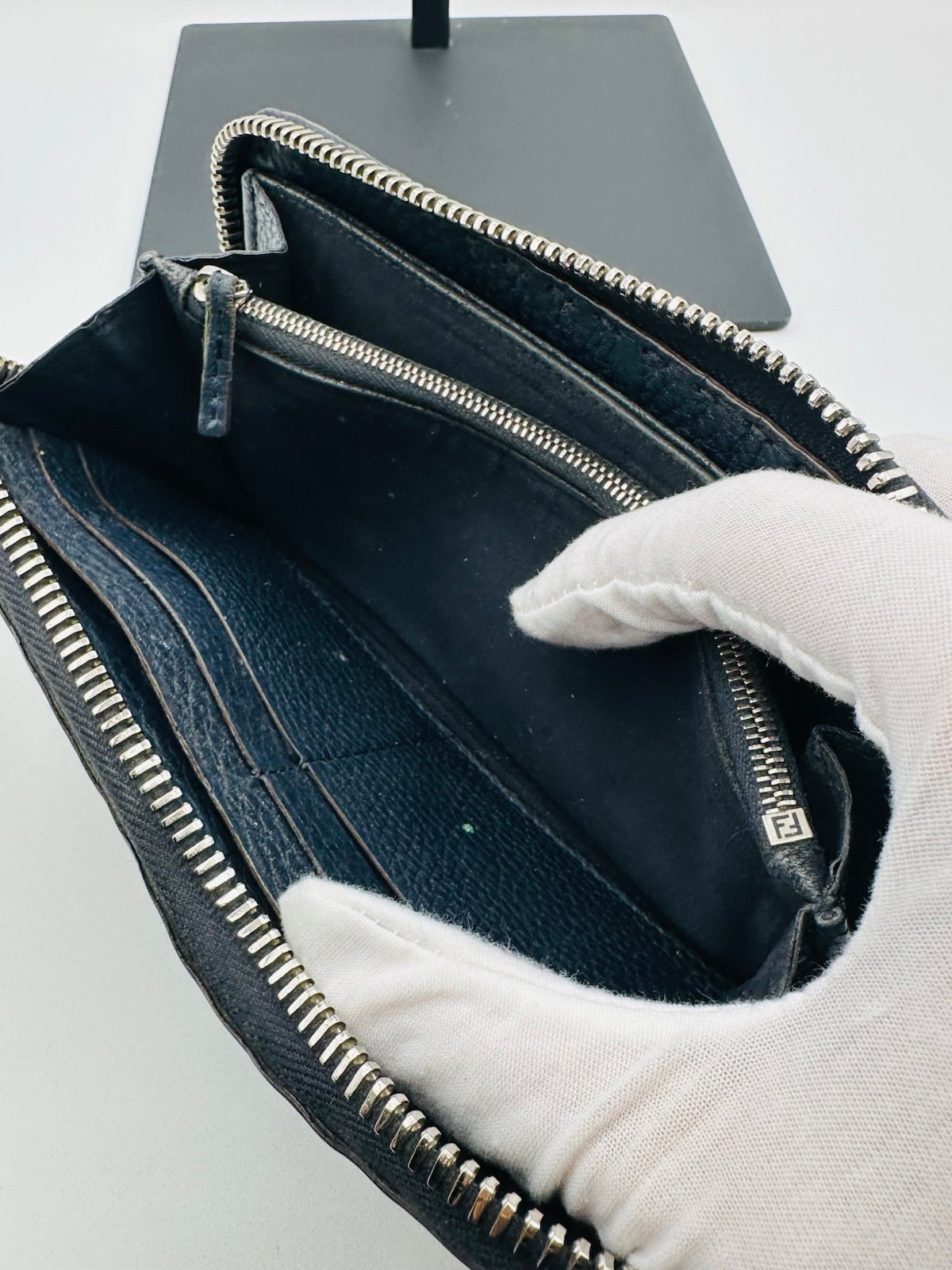 Pre-Owned Fendi Pebbled Leather Zip Around Wallet
