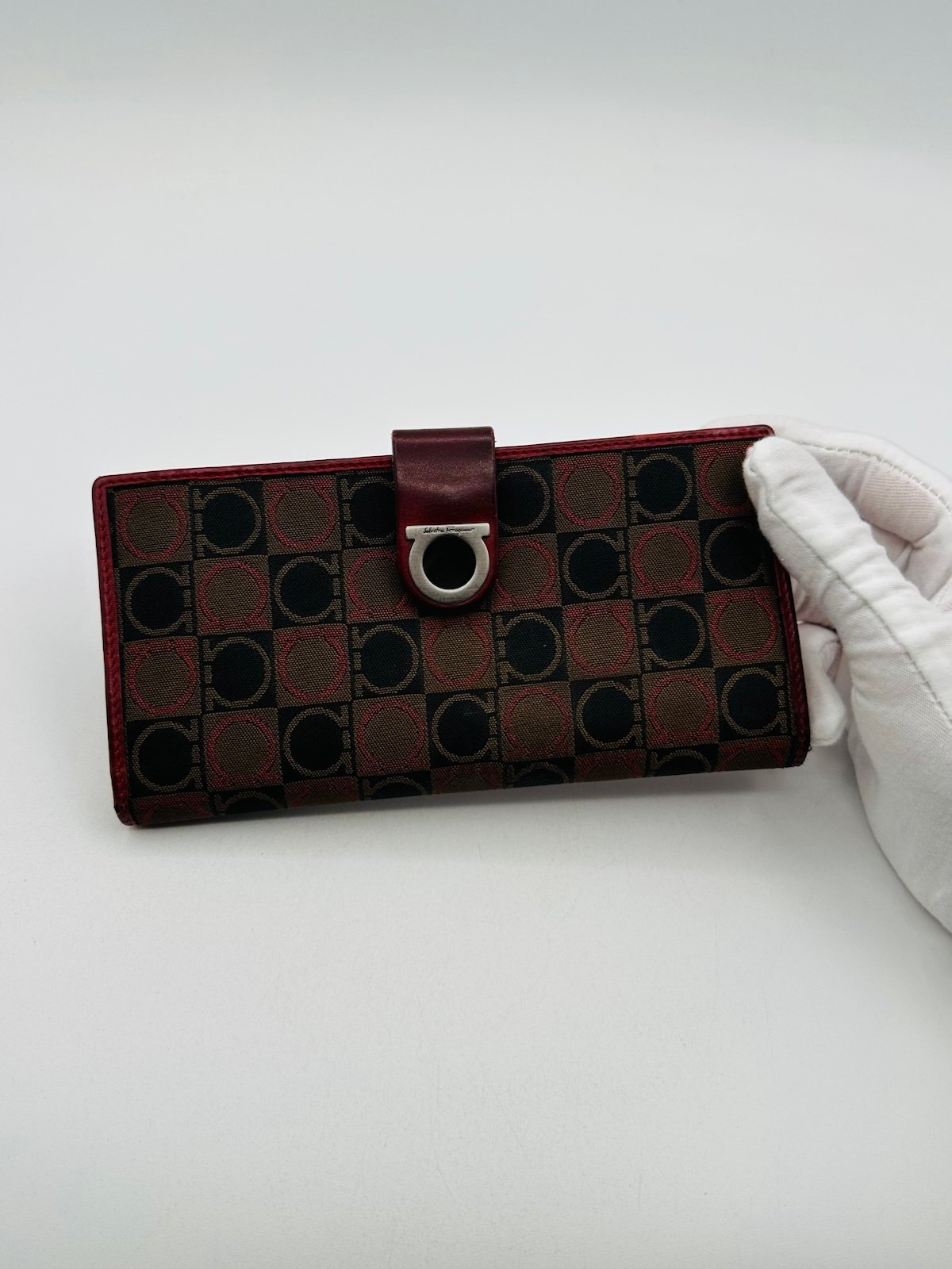 Pre-Owned Salvatore Ferragamo Gancini Monogram Wallet