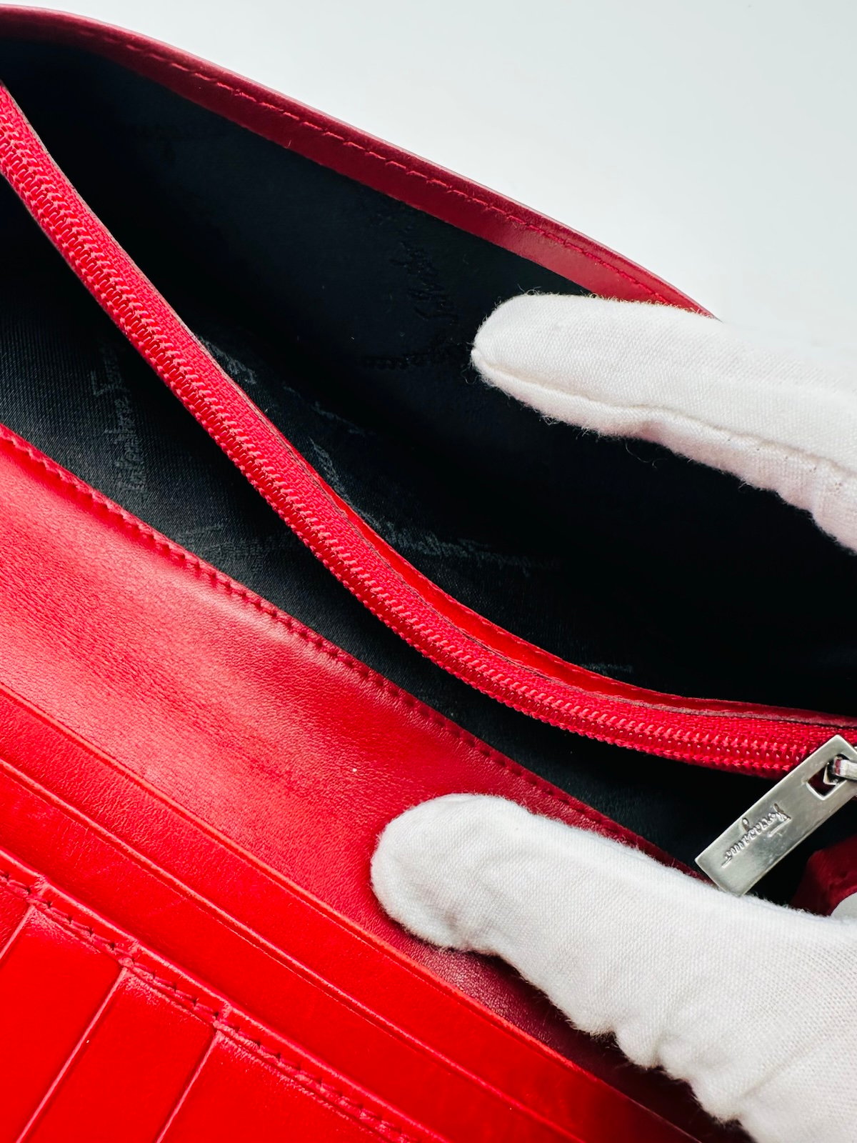 Pre-Owned Salvatore Ferragamo Gancini Monogram Wallet