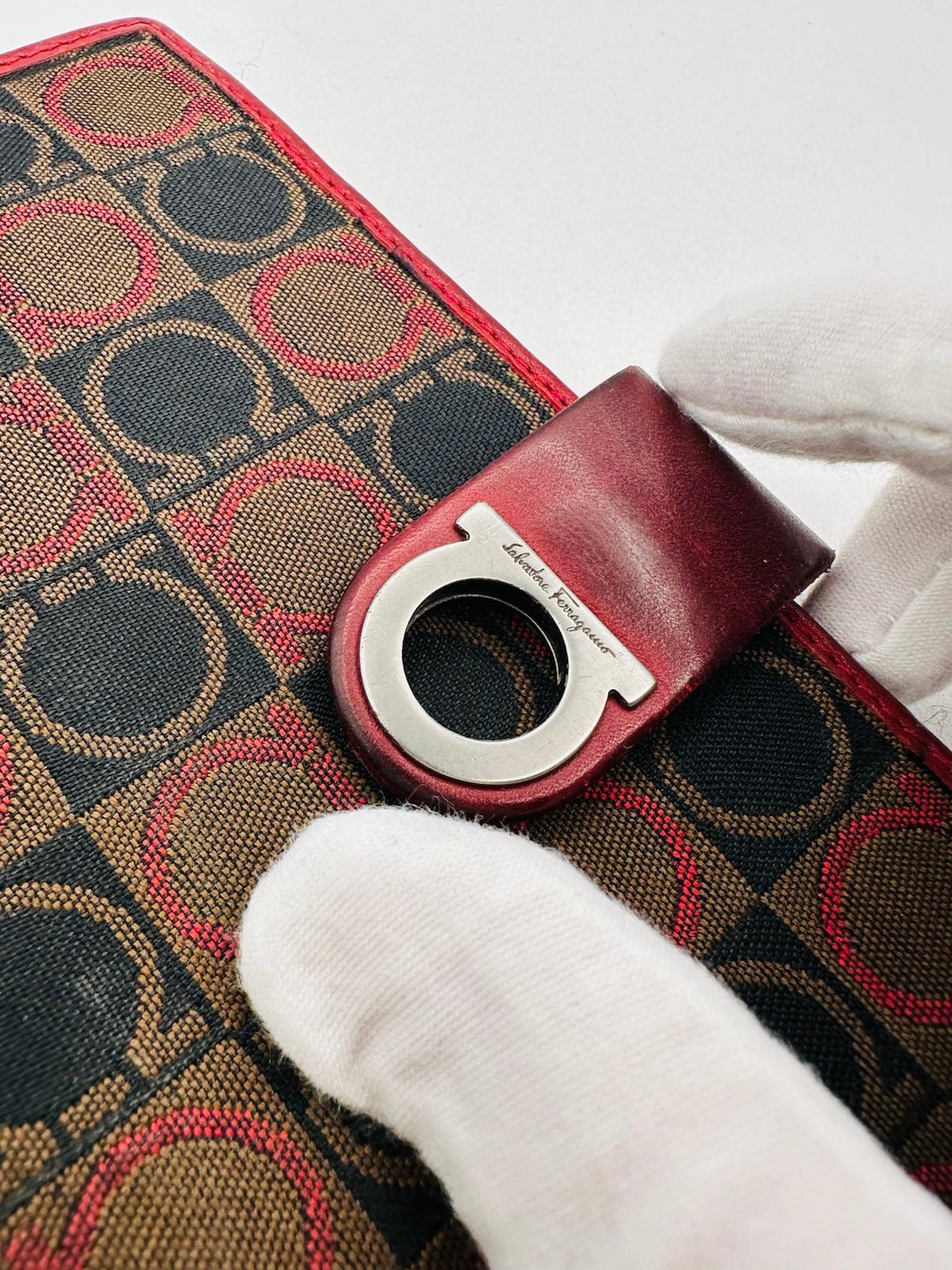 Pre-Owned Salvatore Ferragamo Gancini Monogram Wallet