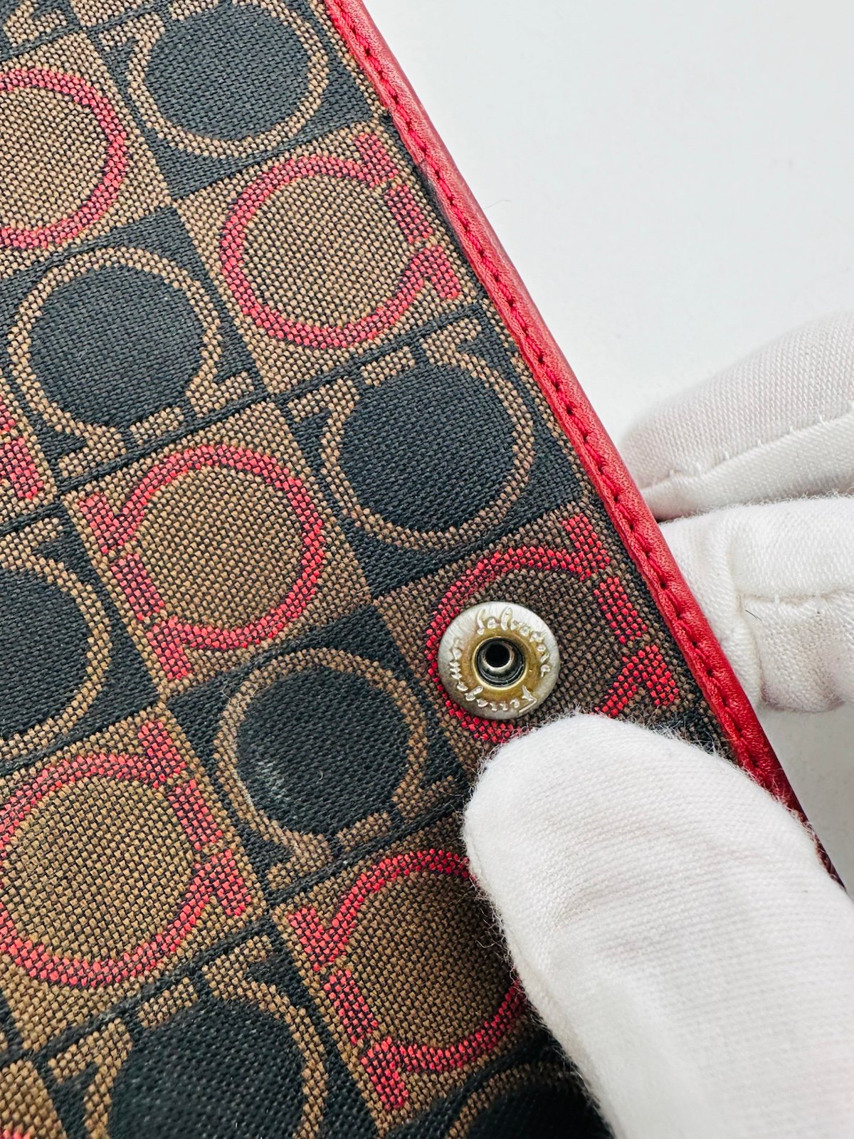 Pre-Owned Salvatore Ferragamo Gancini Monogram Wallet