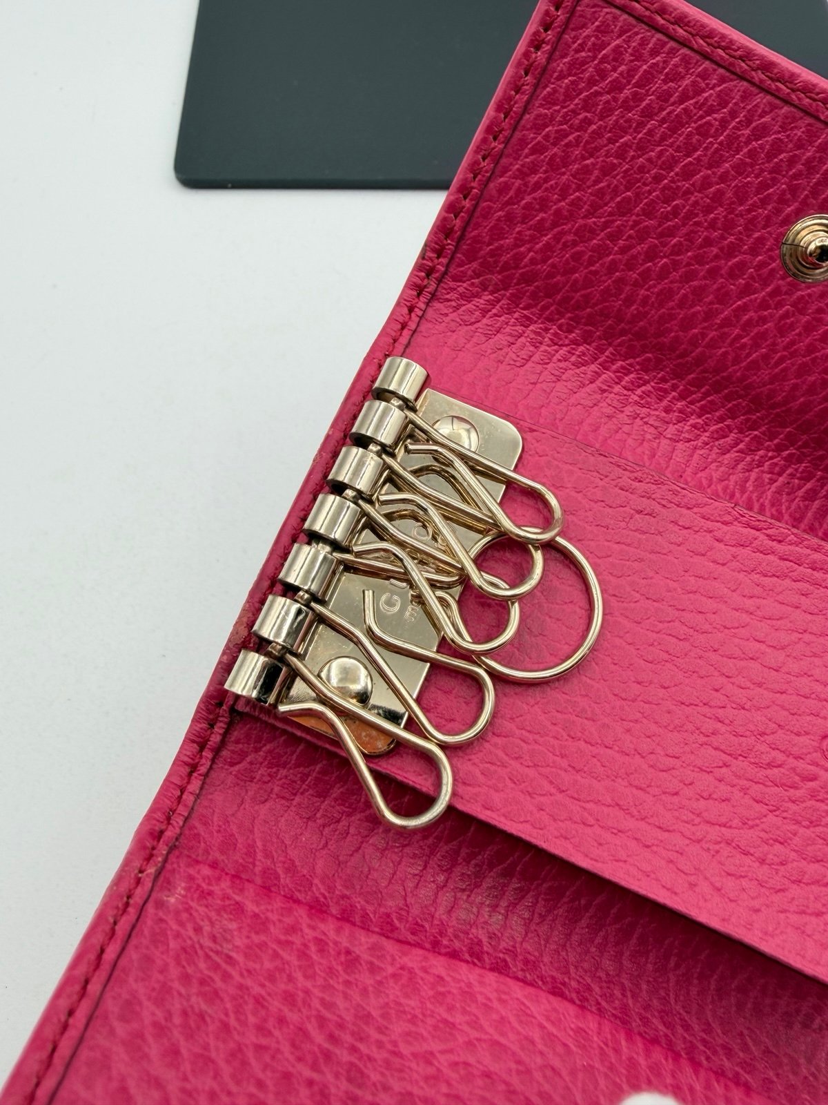 Pre-Owned Gucci Pebbled Leather Card / Key Holder
