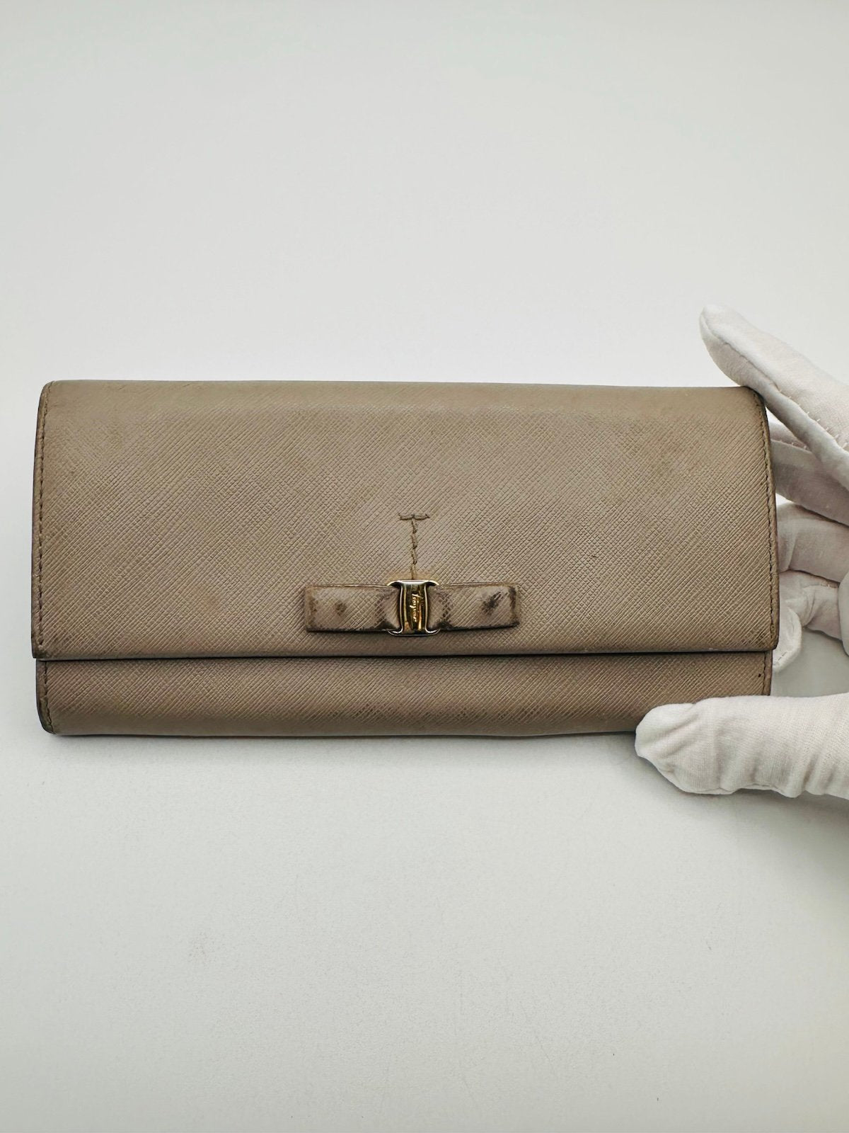 Pre-Owned Salvatore Ferragamo Long Leather Wallet