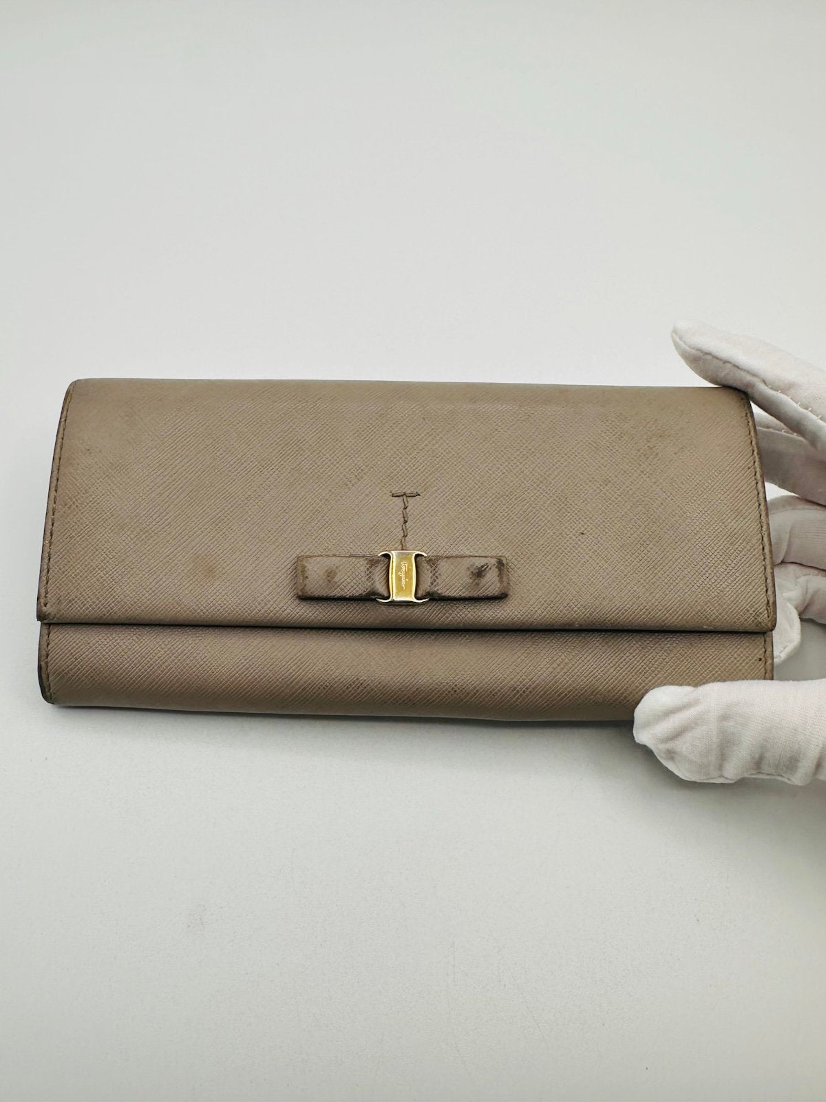 Pre-Owned Salvatore Ferragamo Long Leather Wallet