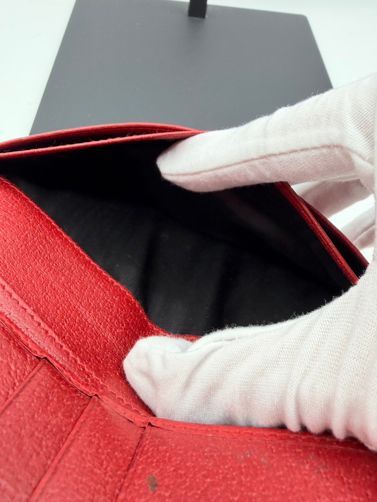 Pre-Owned Gucci Long Red Leather Wallet