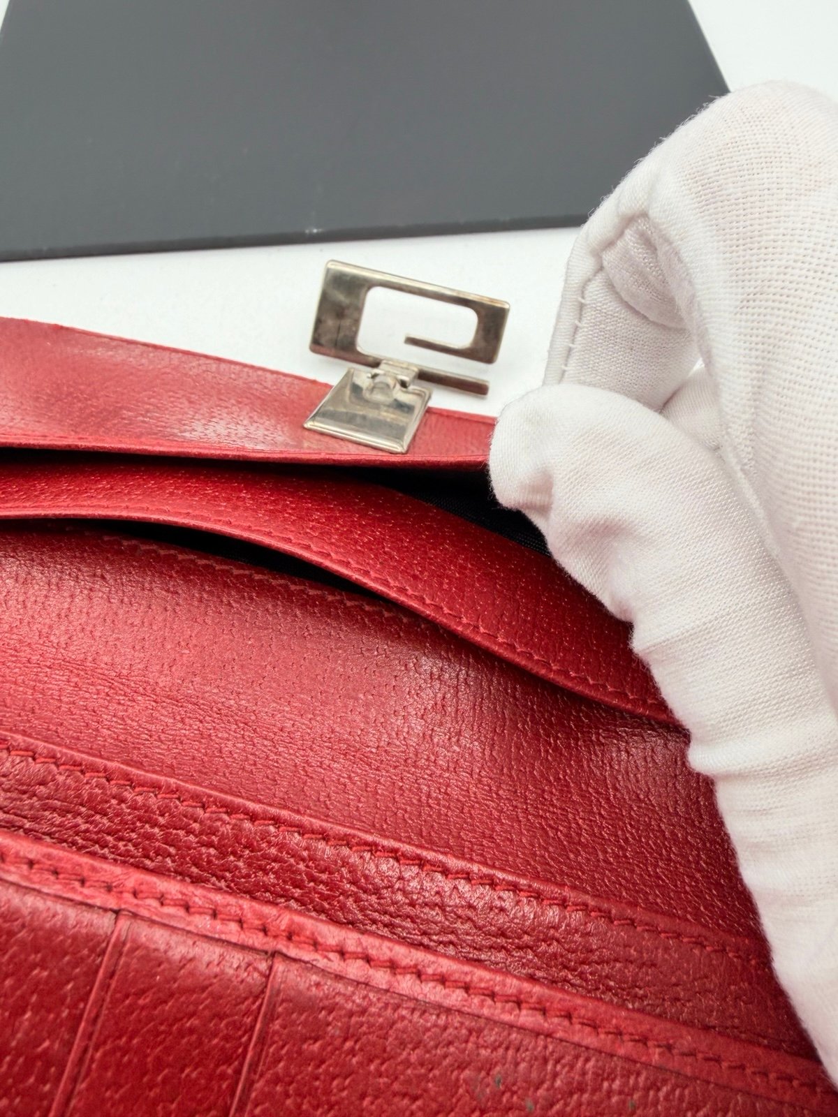 Pre-Owned Gucci Long Red Leather Wallet