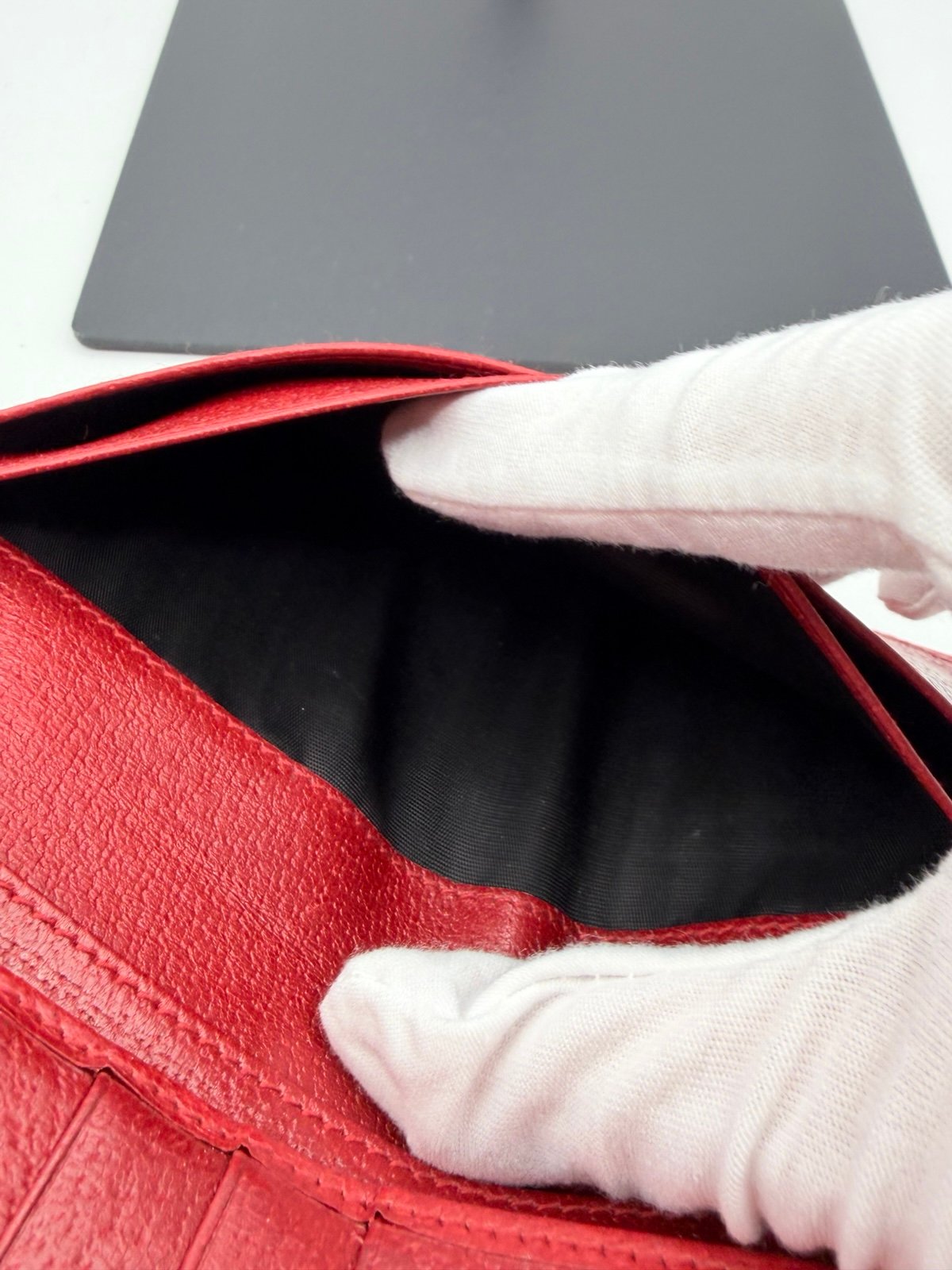 Pre-Owned Gucci Long Red Leather Wallet