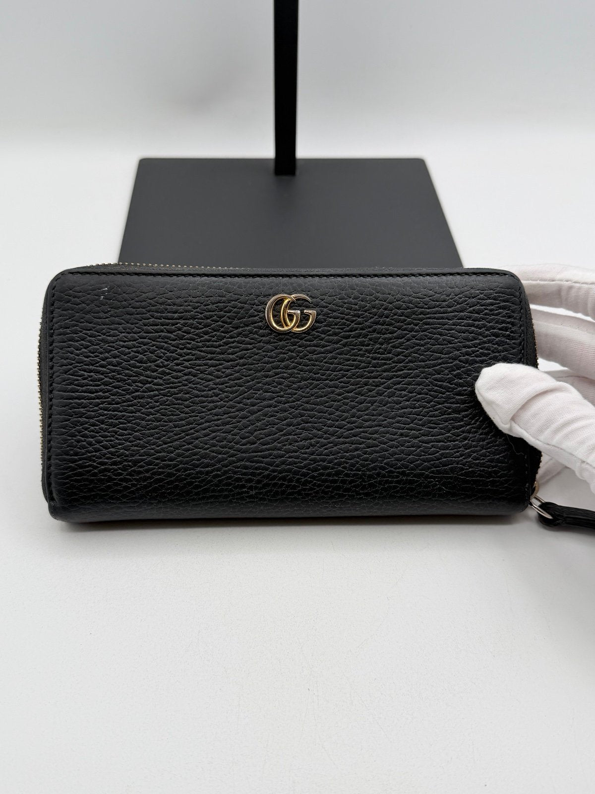 Pre-Owned Gucci Black Leather Zip Around Wallet