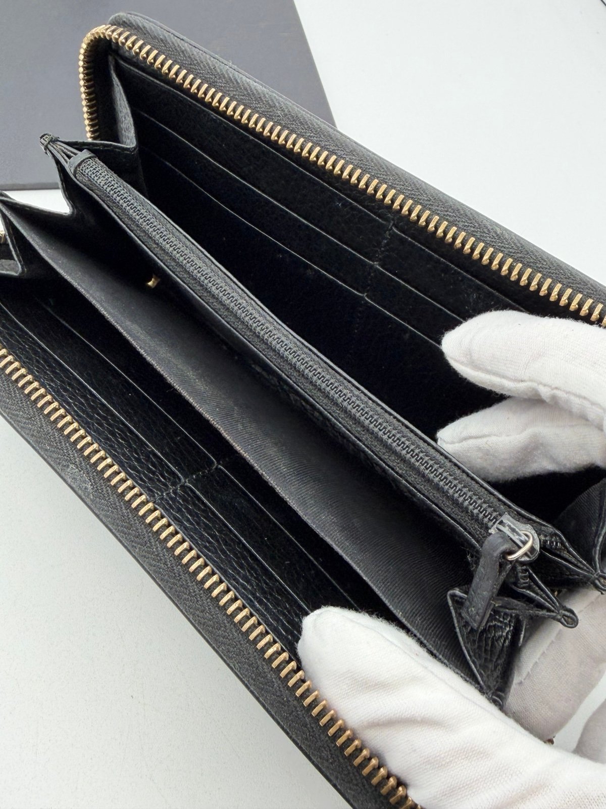 Pre-Owned Gucci Black Leather Zip Around Wallet