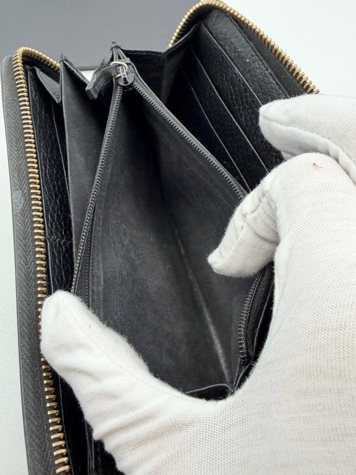 Pre-Owned Gucci Black Leather Zip Around Wallet