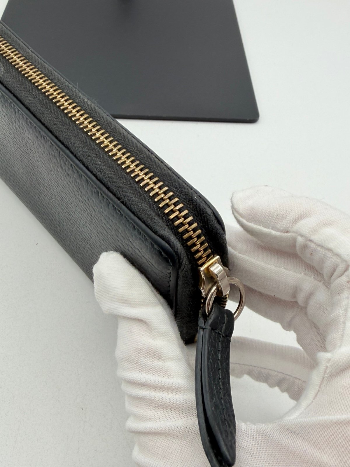 Pre-Owned Gucci Black Leather Zip Around Wallet