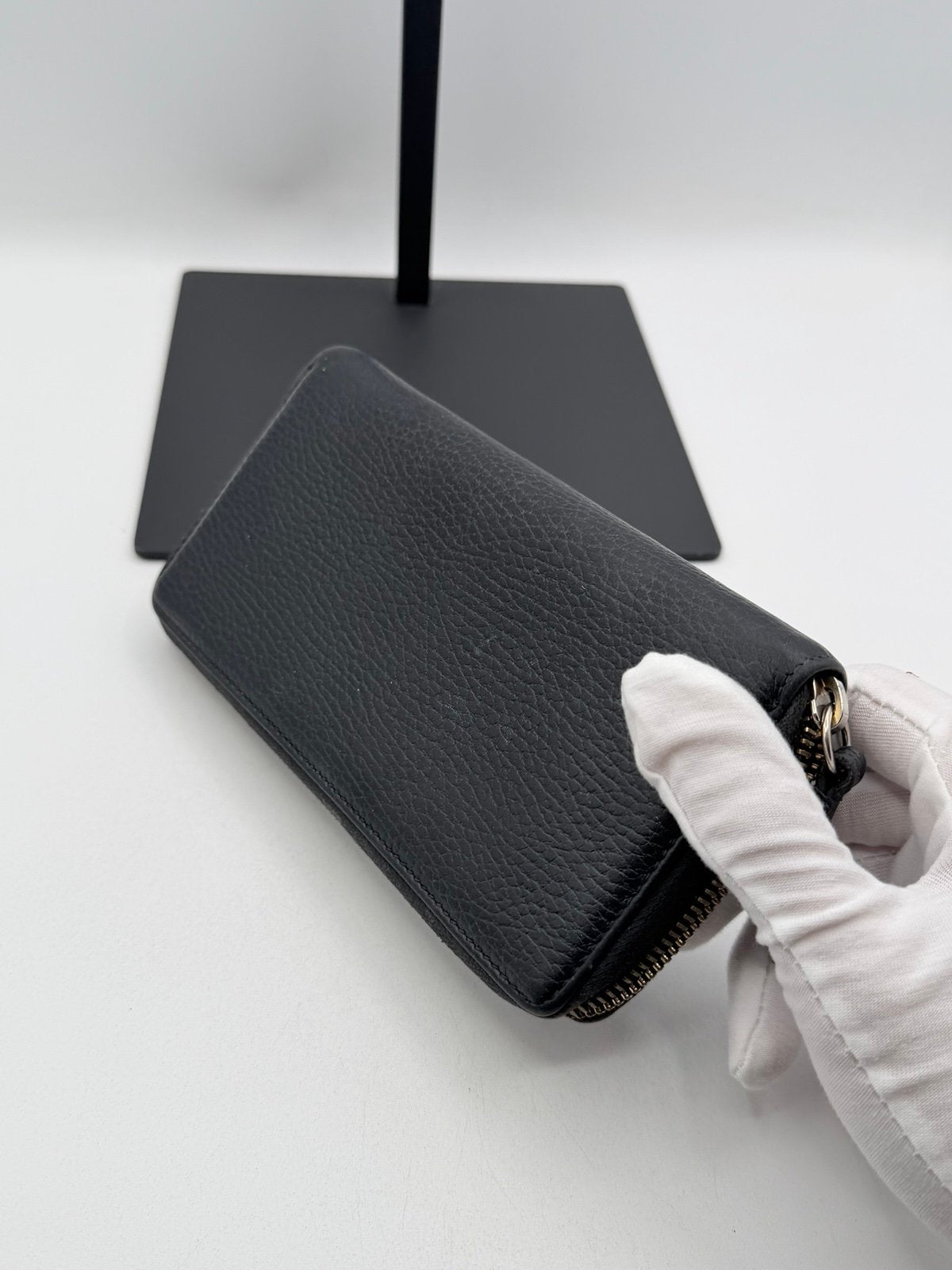 Pre-Owned Gucci Black Leather Zip Around Wallet