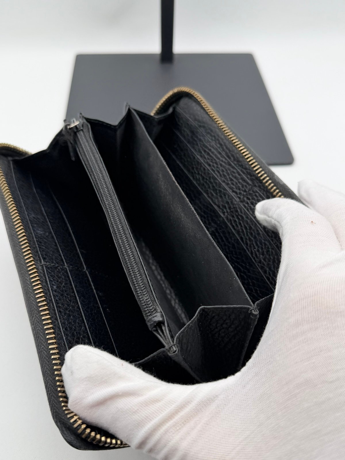 Pre-Owned Gucci Black Leather Zip Around Wallet