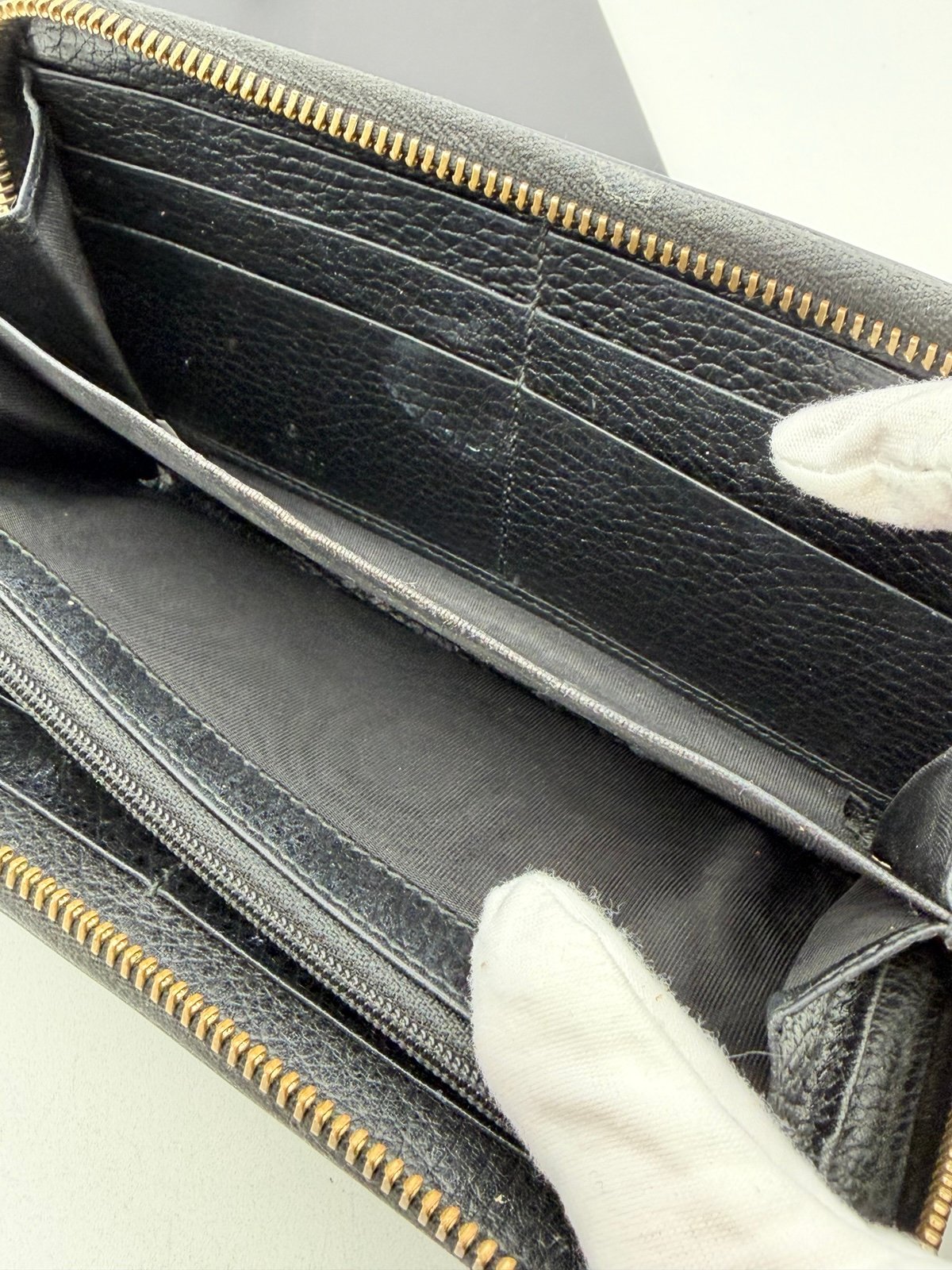 Pre-Owned Gucci Black Leather Zip Around Wallet