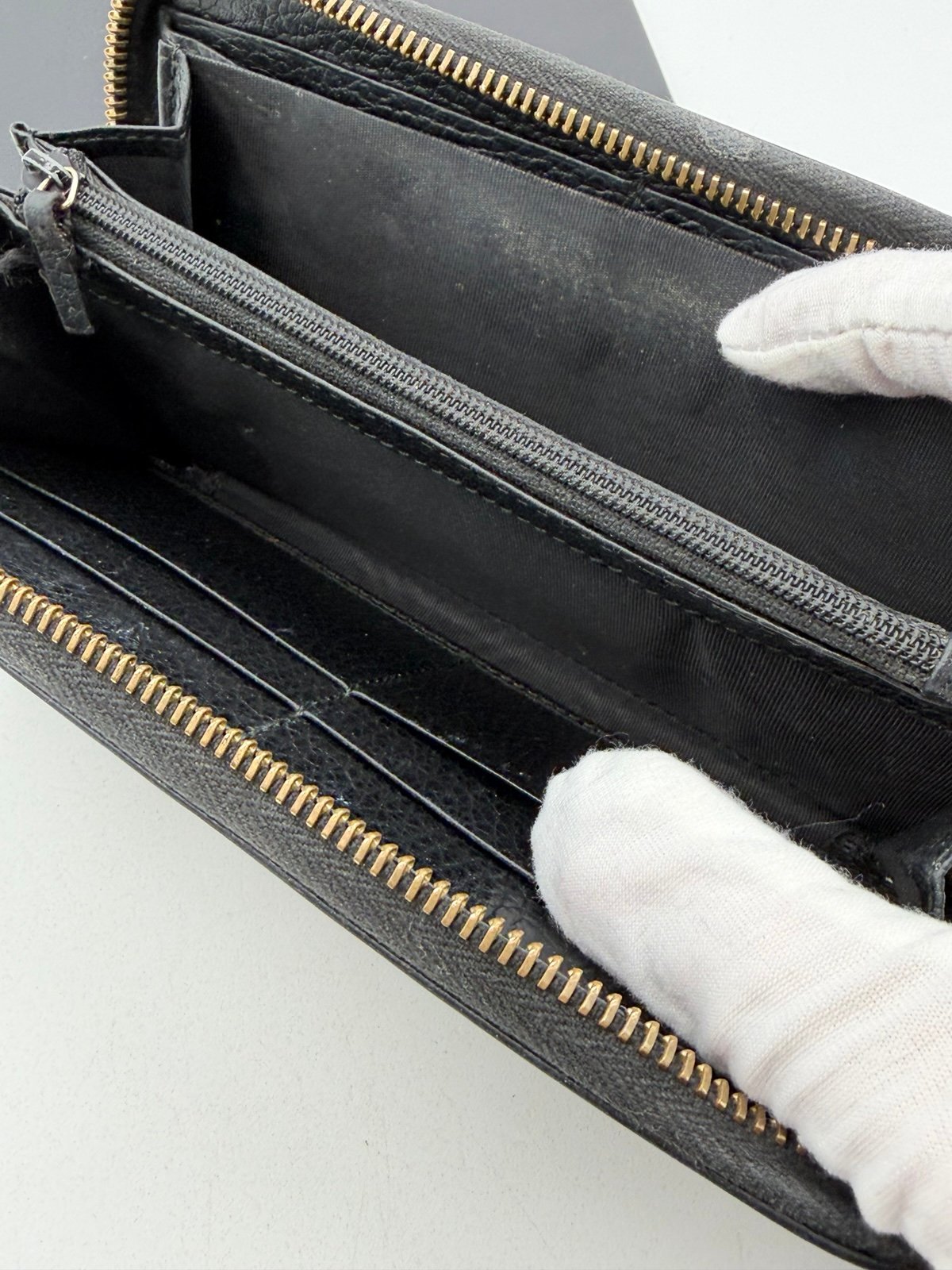 Pre-Owned Gucci Black Leather Zip Around Wallet