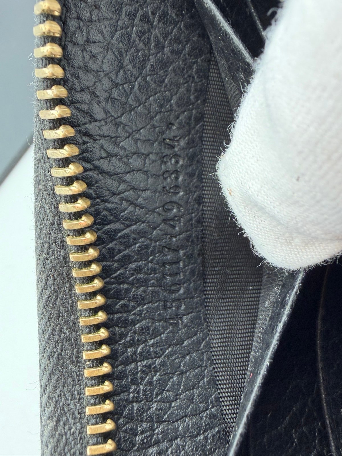 Pre-Owned Gucci Black Leather Zip Around Wallet