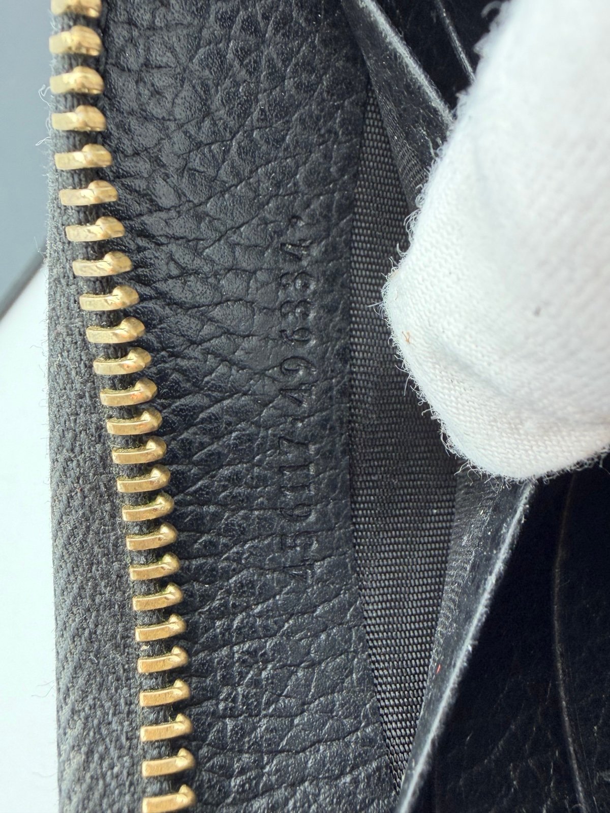 Pre-Owned Gucci Black Leather Zip Around Wallet