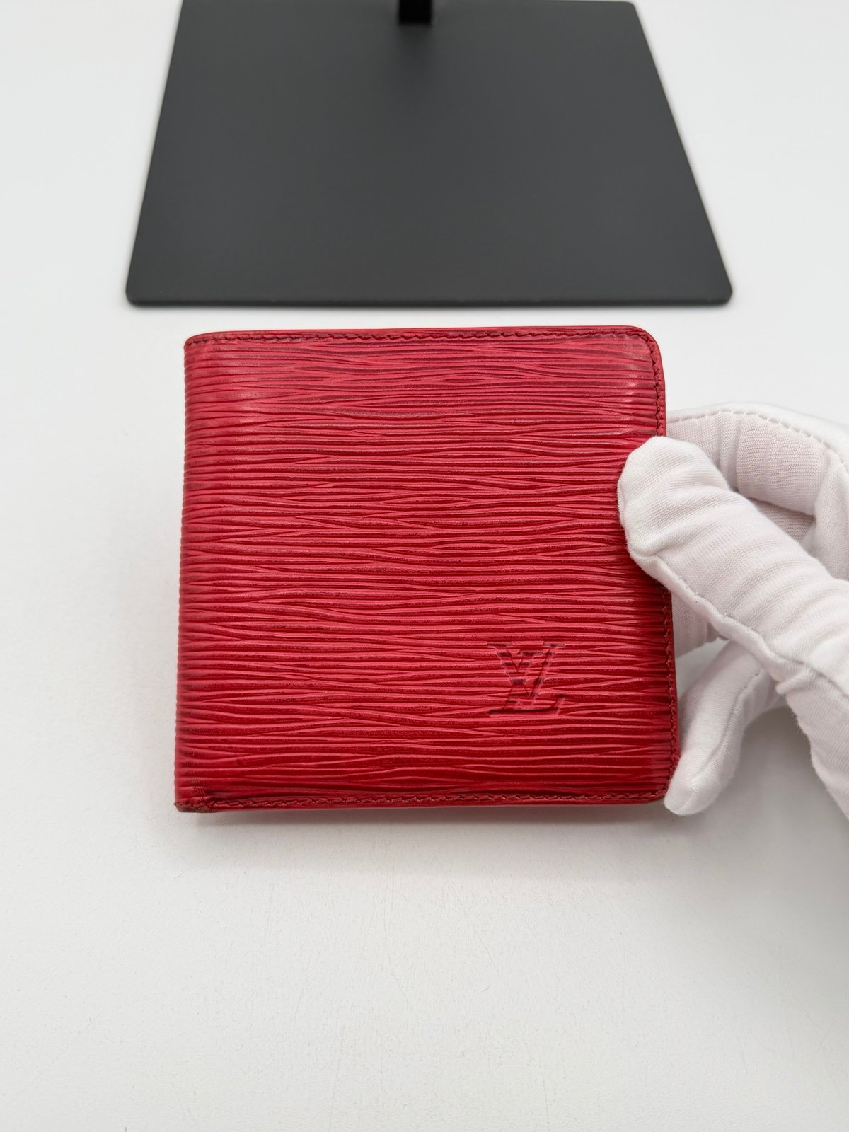 Pre-Owned Louis Vuitton Epi Leather Bifold Wallet