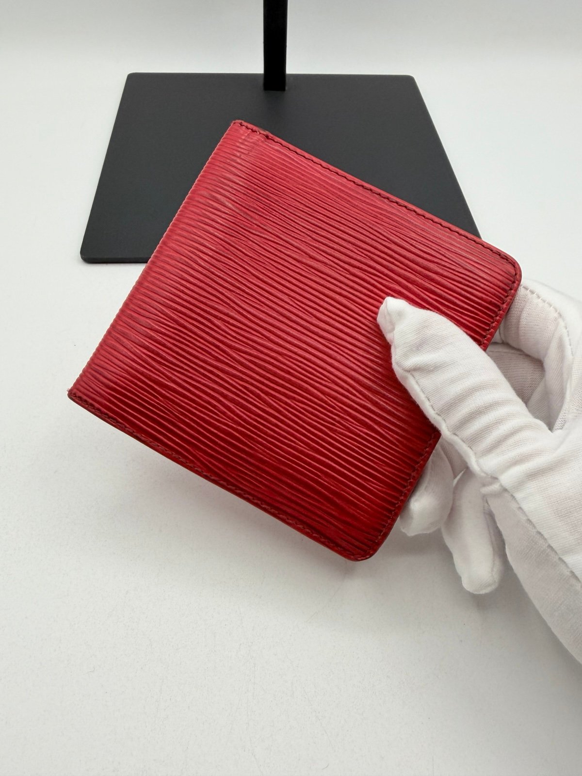 Pre-Owned Louis Vuitton Epi Leather Bifold Wallet