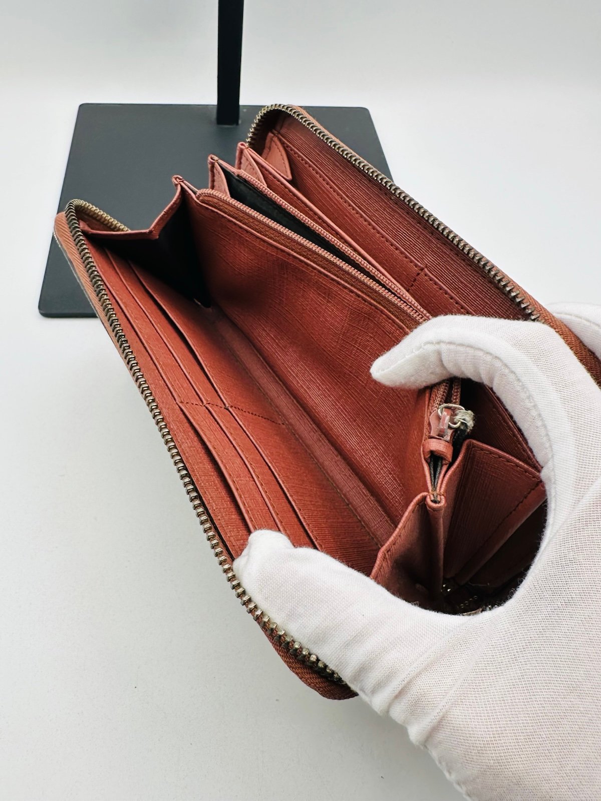 Pre-Owned Gucci Charmed Zip Around Wallet
