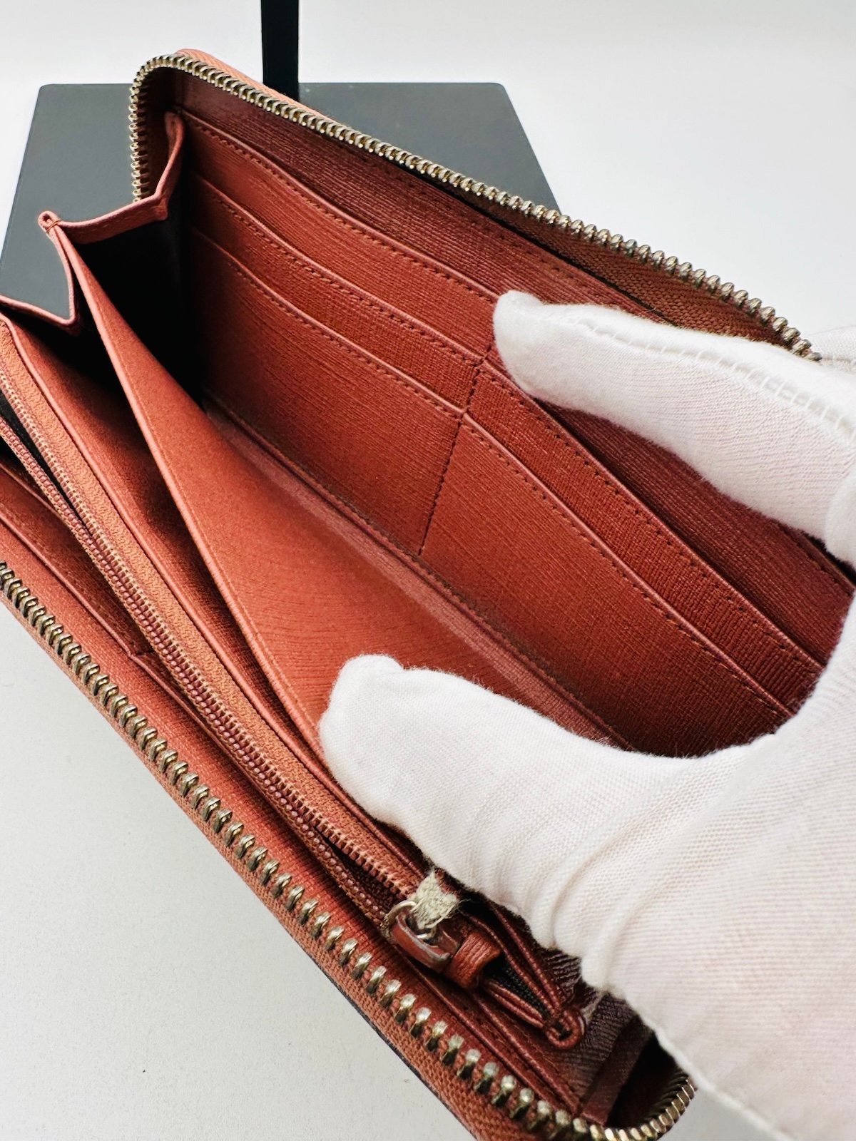 Pre-Owned Gucci Charmed Zip Around Wallet