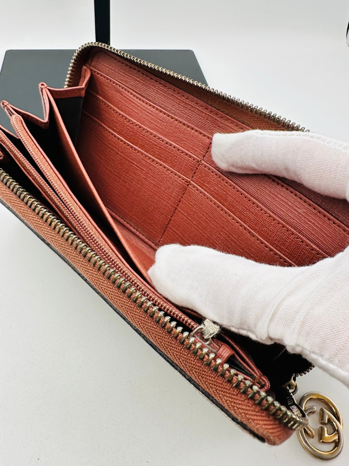 Pre-Owned Gucci Charmed Zip Around Wallet