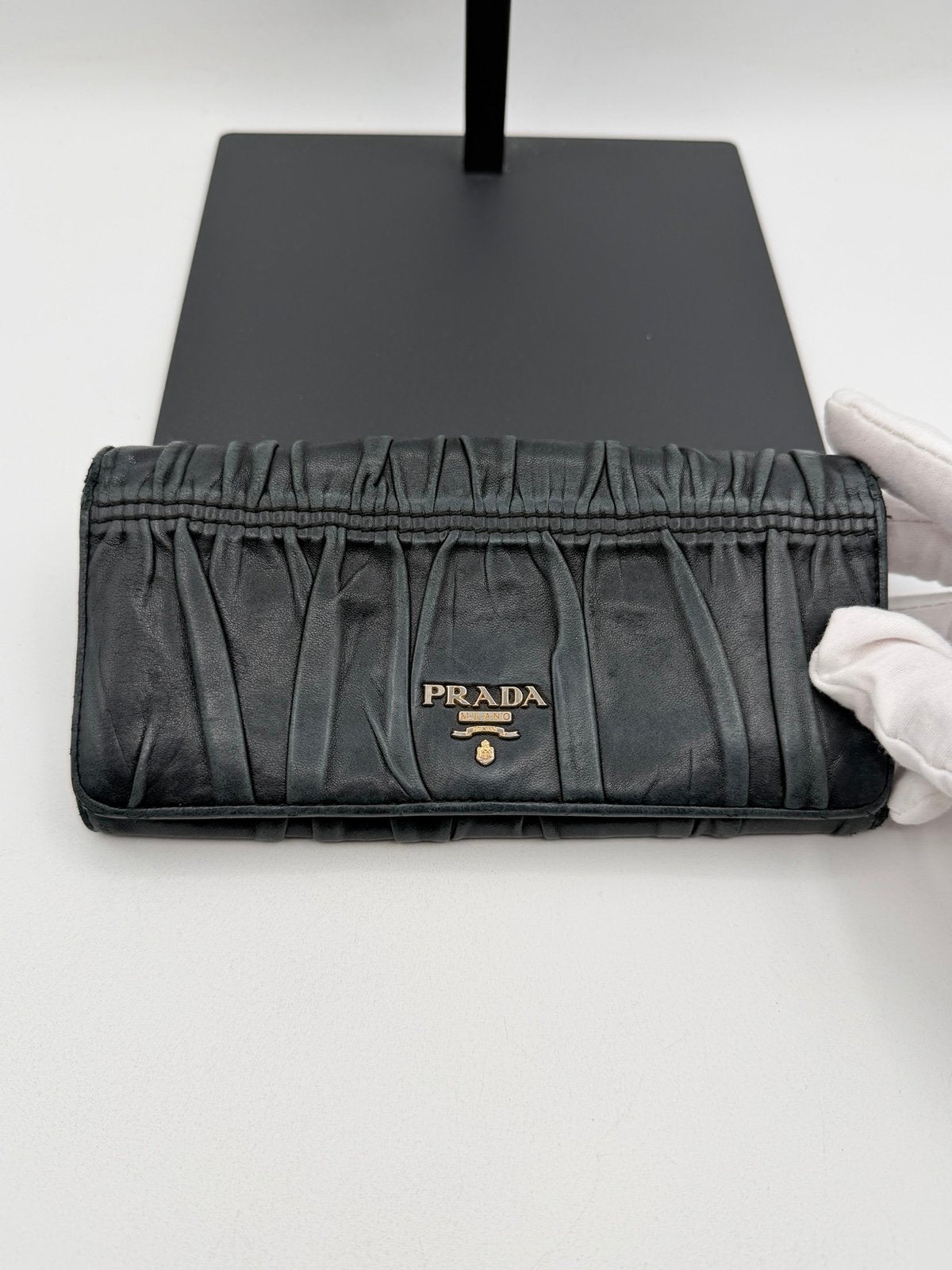 Pre-Owned Prada Leather Crease Wallet