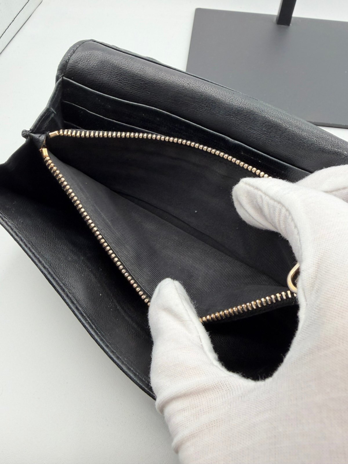 Pre-Owned Prada Leather Crease Wallet