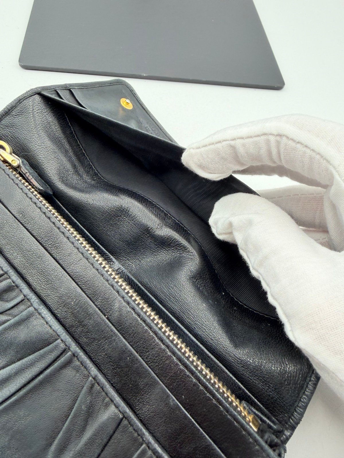 Pre-Owned Prada Leather Crease Wallet