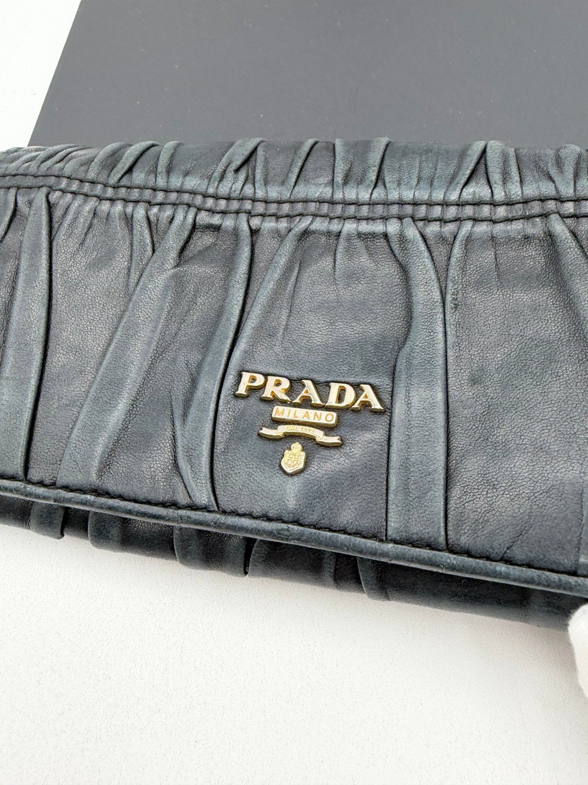 Pre-Owned Prada Leather Crease Wallet