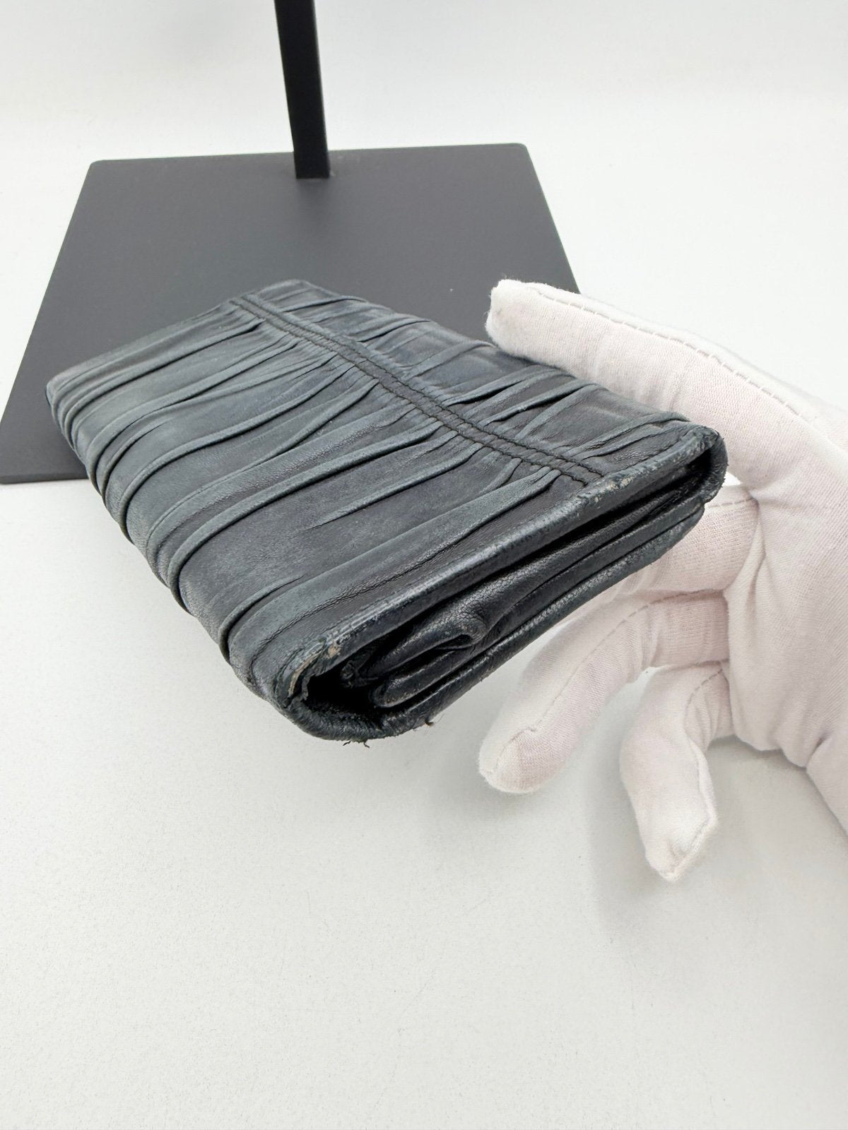 Pre-Owned Prada Leather Crease Wallet
