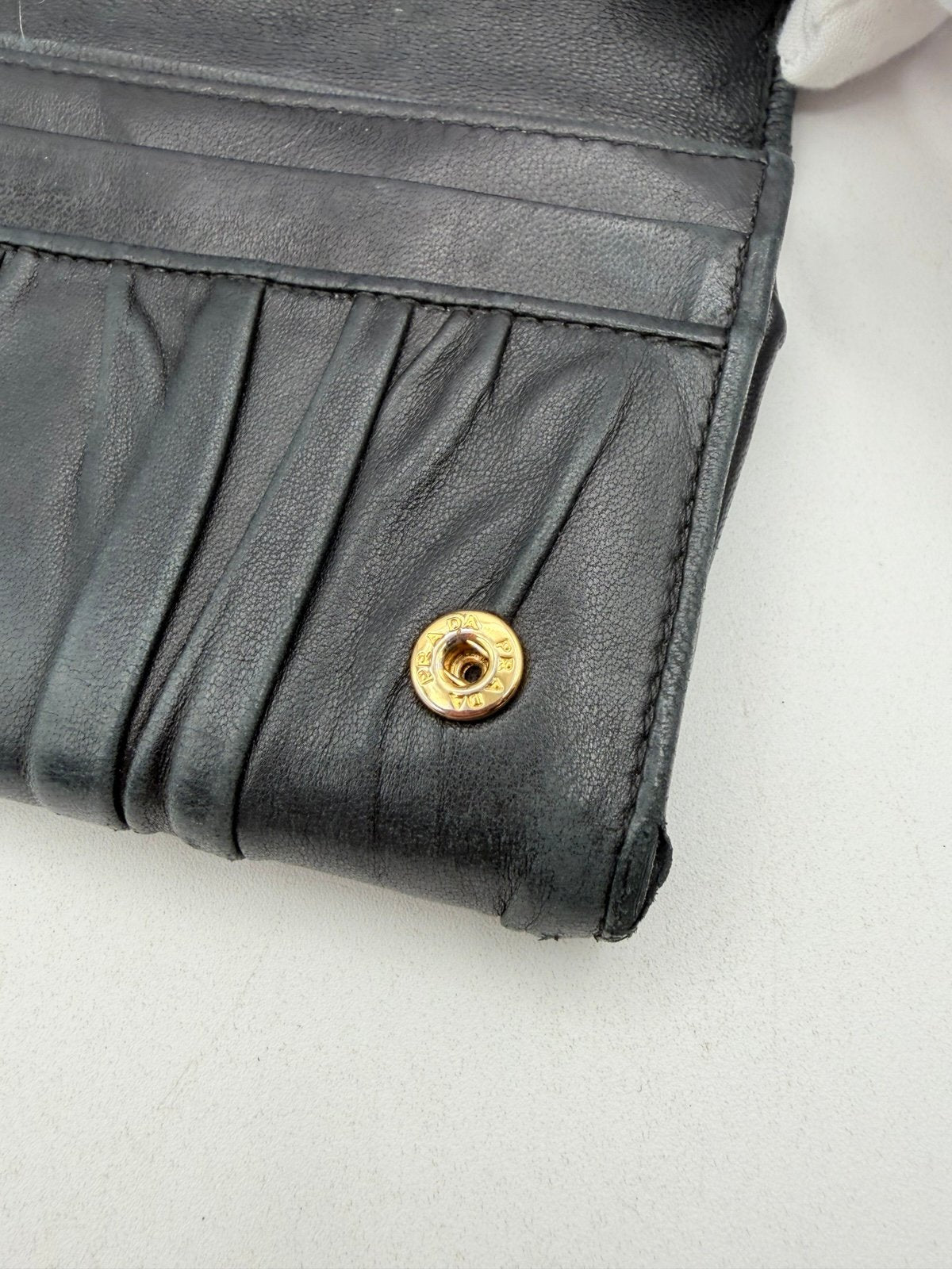 Pre-Owned Prada Leather Crease Wallet