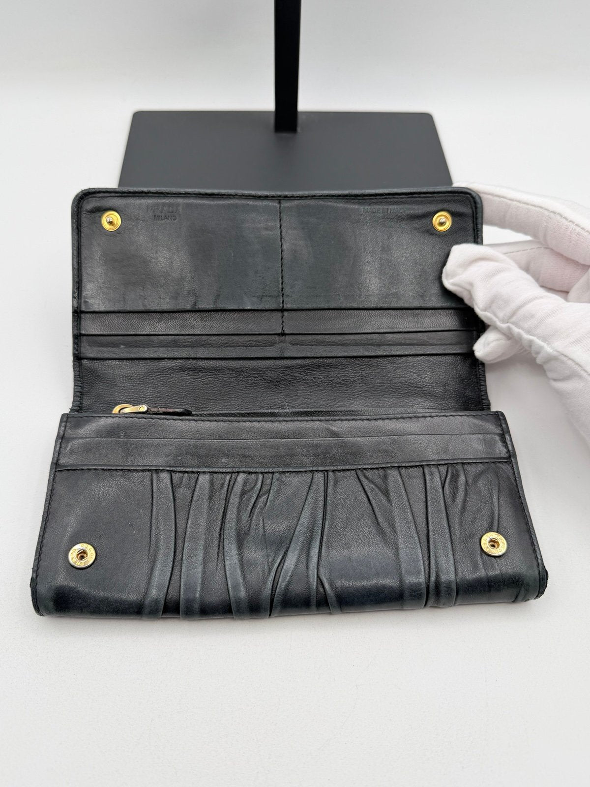 Pre-Owned Prada Leather Crease Wallet