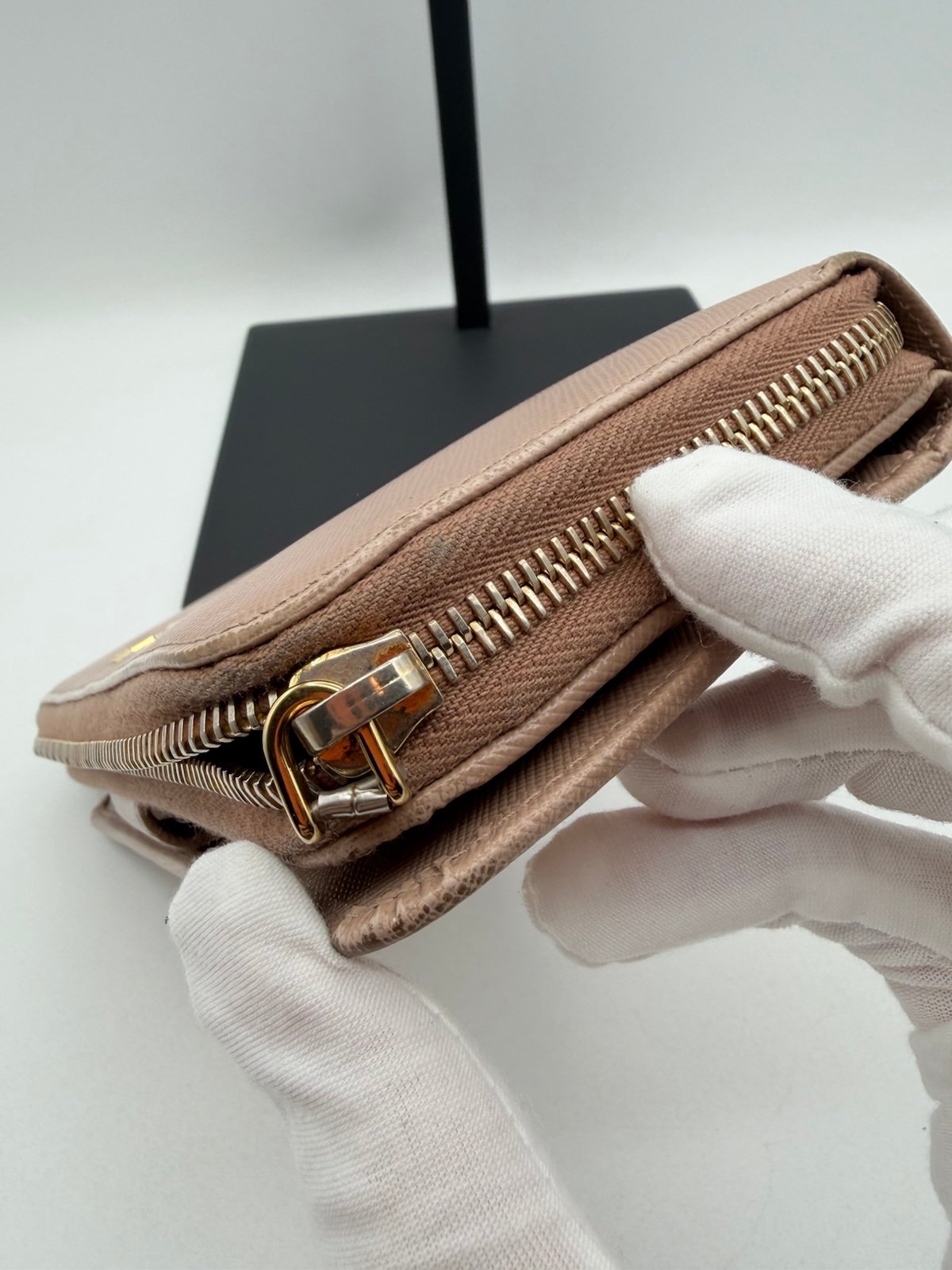 Pre-Owned Prada Saffiano Leather Zip Around Wallet $1080 MSRP