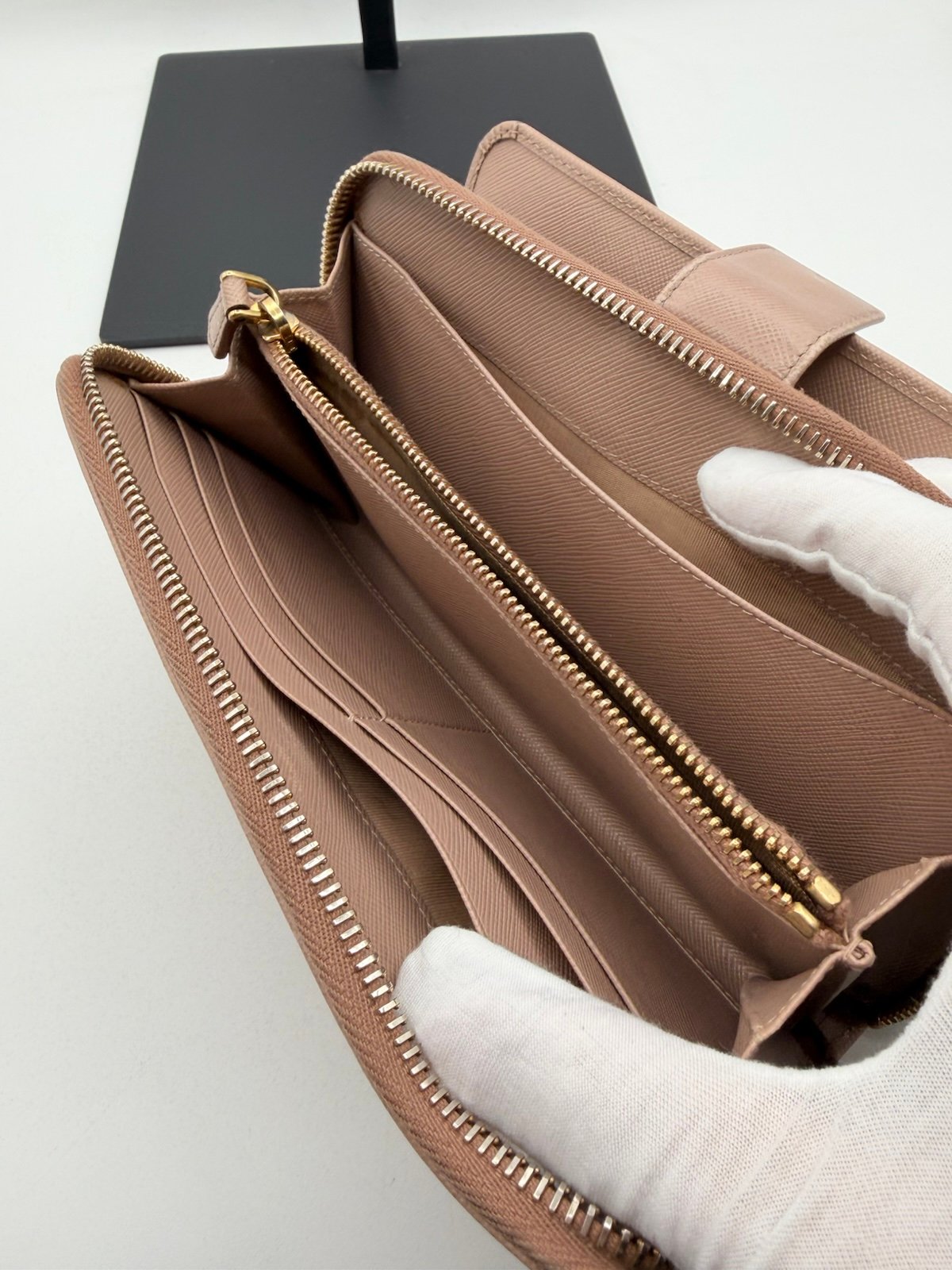 Pre-Owned Prada Saffiano Leather Zip Around Wallet $1080 MSRP