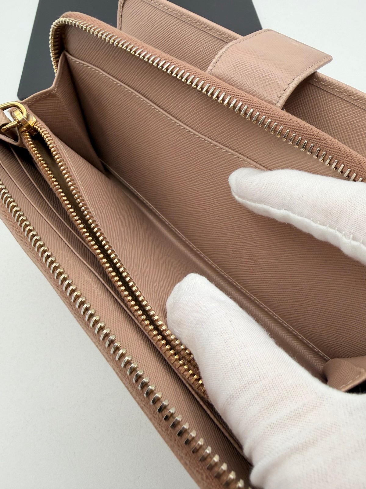 Pre-Owned Prada Saffiano Leather Zip Around Wallet $1080 MSRP