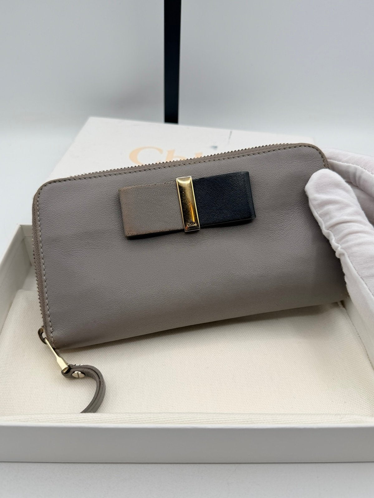 Pre-Owned CHLOE Gray Leather Bow Zip Around Wallet