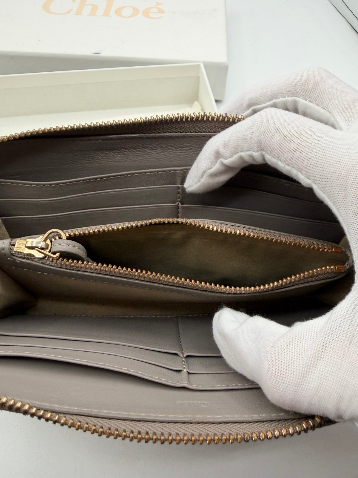 Pre-Owned CHLOE Gray Leather Bow Zip Around Wallet
