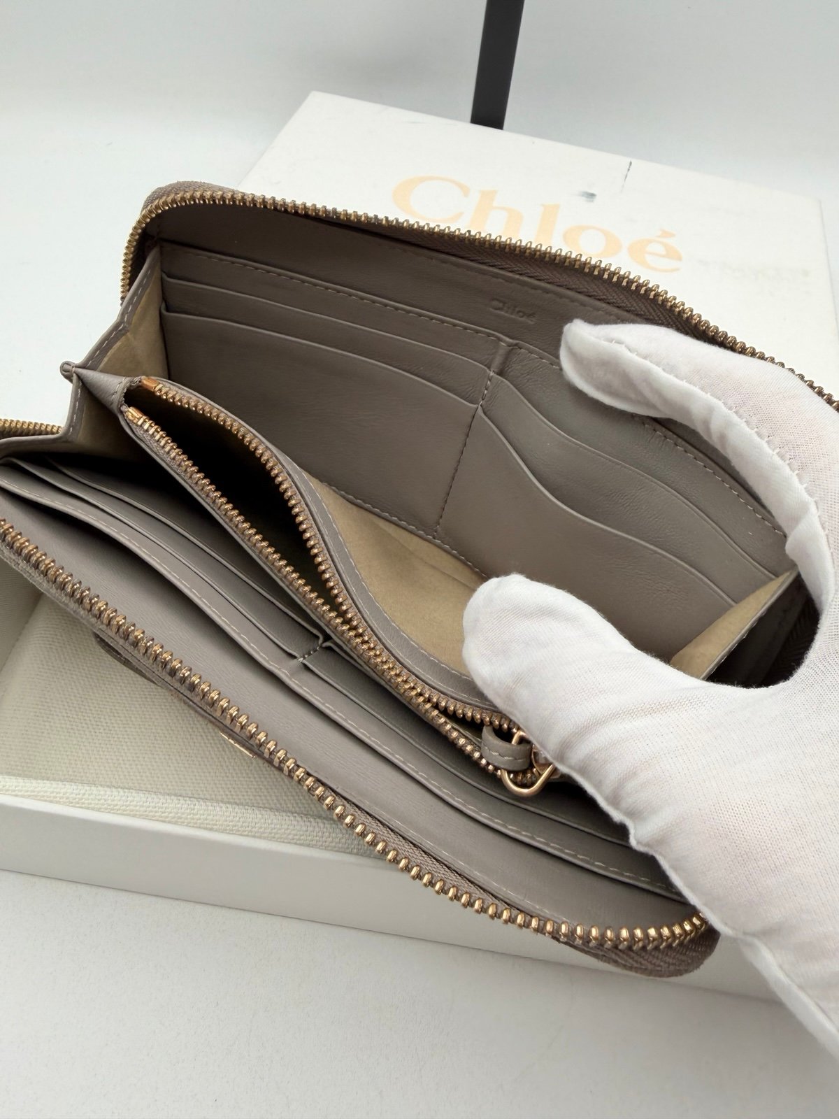 Pre-Owned CHLOE Gray Leather Bow Zip Around Wallet