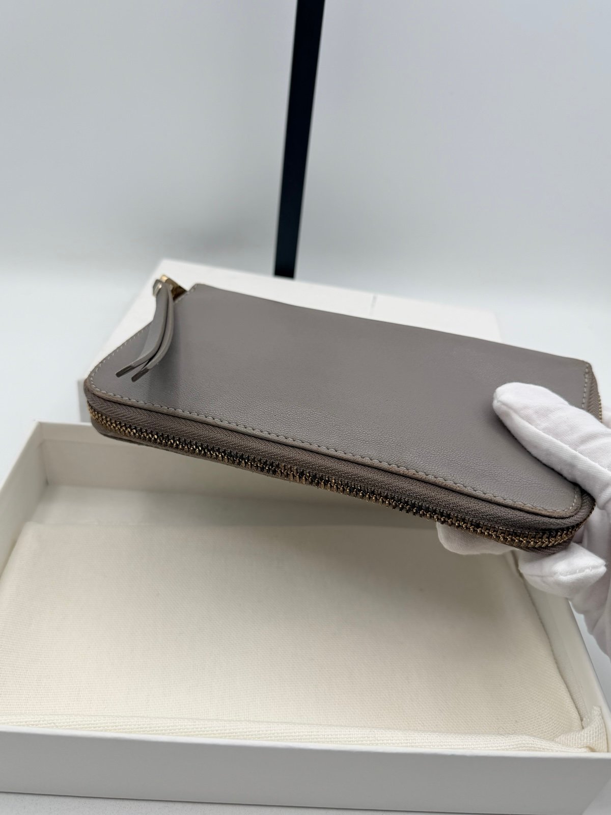 Pre-Owned CHLOE Gray Leather Bow Zip Around Wallet