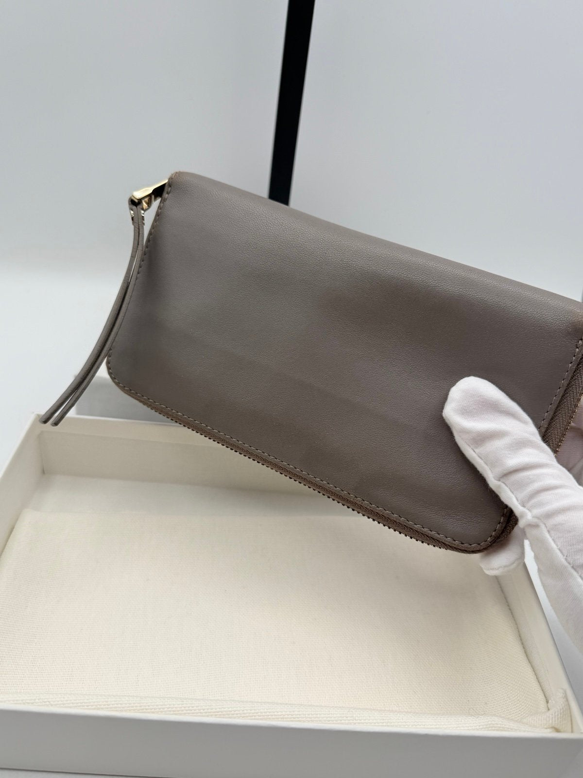 Pre-Owned CHLOE Gray Leather Bow Zip Around Wallet