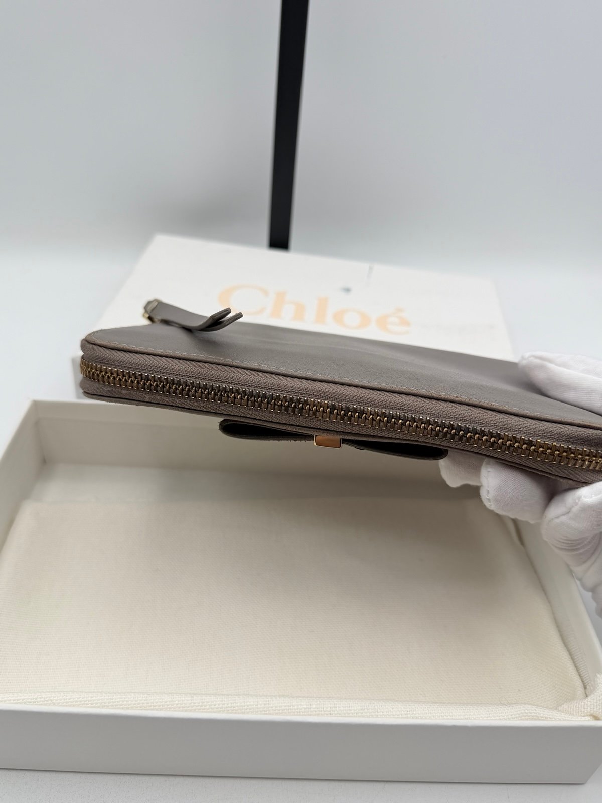 Pre-Owned CHLOE Gray Leather Bow Zip Around Wallet